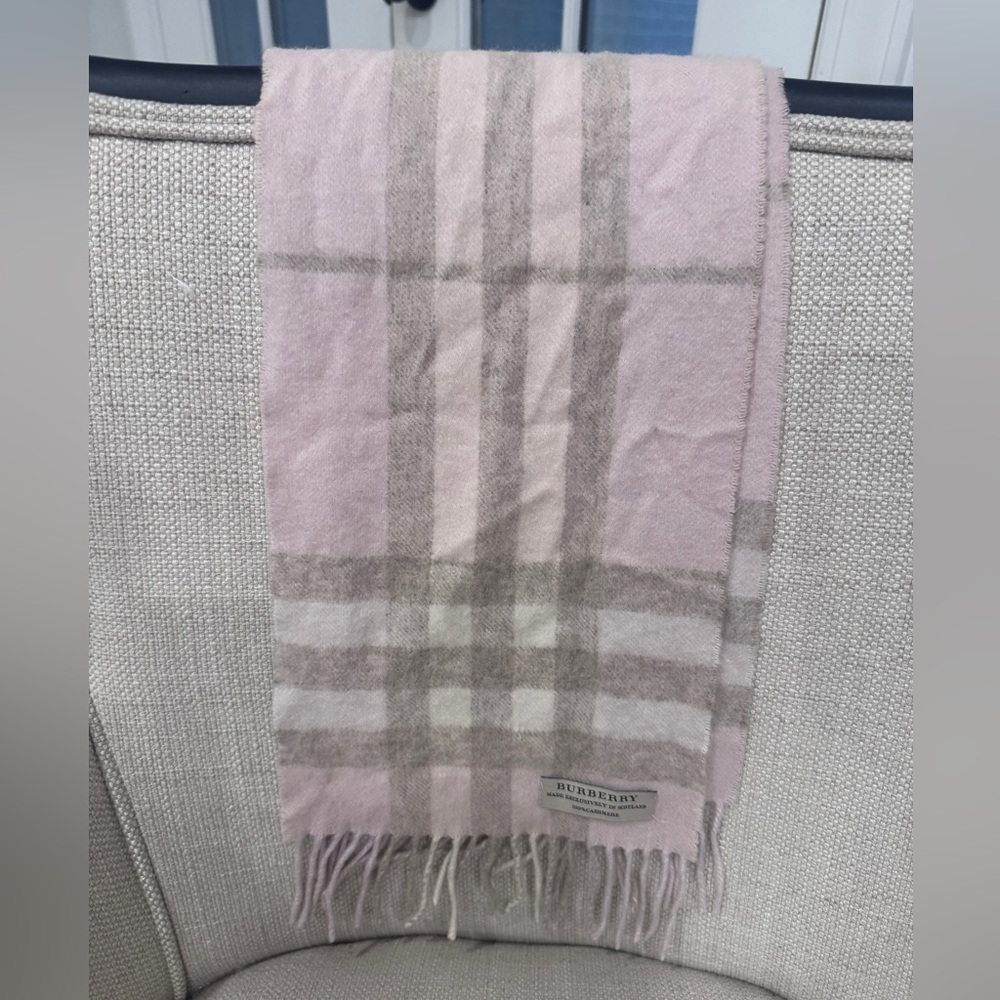 Authentic Burberry Check Cashmere Scarf in light pink - Picture 2 of 4